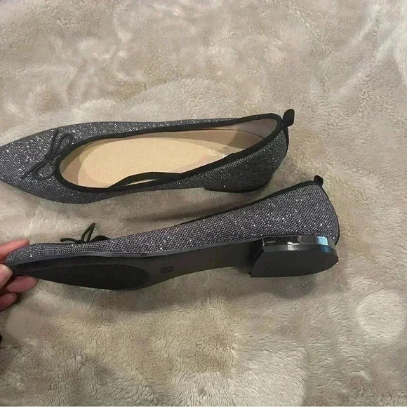 Sparkly flat with a black bow - Picture 1 of 8